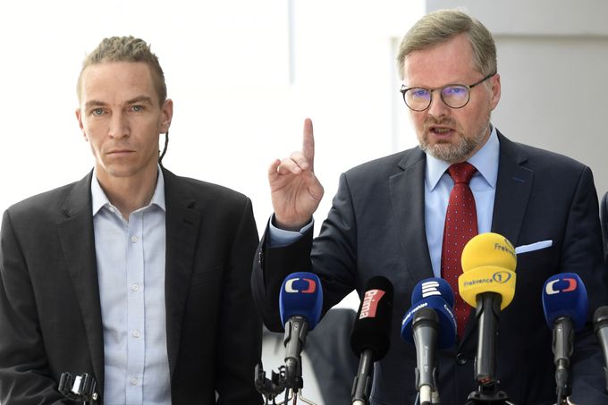 Předseda Pirátů Ivan Bartoš a předseda ODS Petr Fiala, kteří několikrát prohlásili, že vylučují koaliční vládnutí s hnutím ANO.