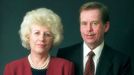 Prezident republiky Václav Havel a manželka Olga Havlová, předsedkyně Výboru dobré vůle (pořízeno v ateliéru ČTK)