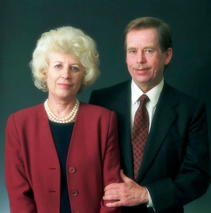 Prezident republiky Václav Havel a manželka Olga Havlová, předsedkyně Výboru dobré vůle (pořízeno v ateliéru ČTK)