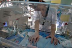Novorozenecká JIP v Motole zavřela polovinu lůžek. Chybějí sestry, zbylé mají desítky hodin přesčasů