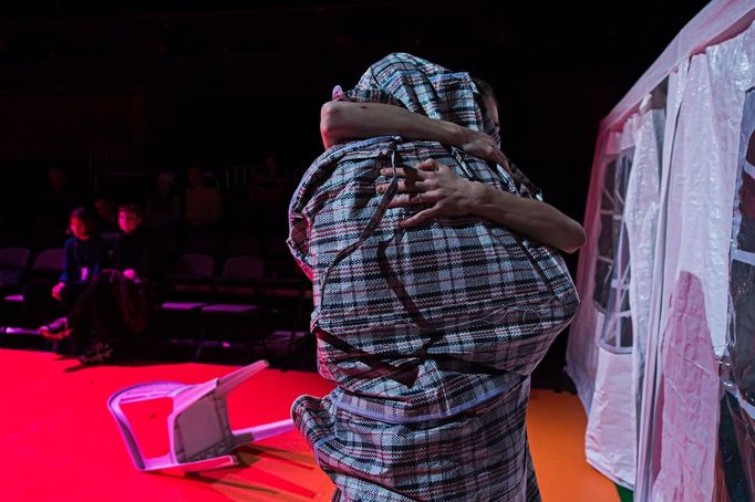 Snímek z inscenace Pozdravuju a líbám vás všecki.