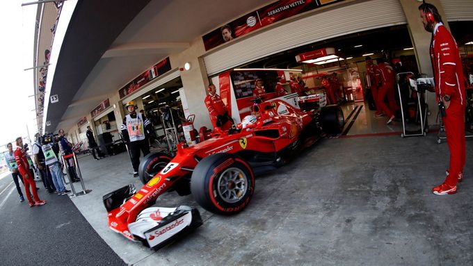 Sebastian Vettel vyjíždí z boxů na okruhu v Mexiku