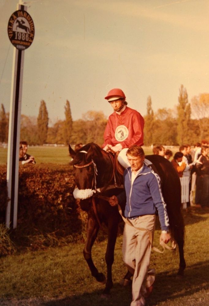 Valencio s jezdcem Karlem Zajkem před Velkou pardubickou 1986.