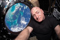 Astronaut, který si získal srdce statisíců lidí, se vrátil na Zemi. Ve stepi přistál po 340 dnech