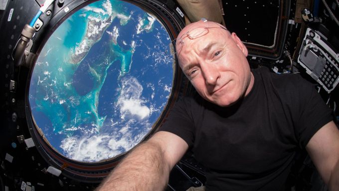 Scott Kelly a jeho dvojče Mike Kelly byli účastníky studie NASA. Scott strávil ve vesmíru skoro rok, jeho bratr Mike byl mezitím doma.