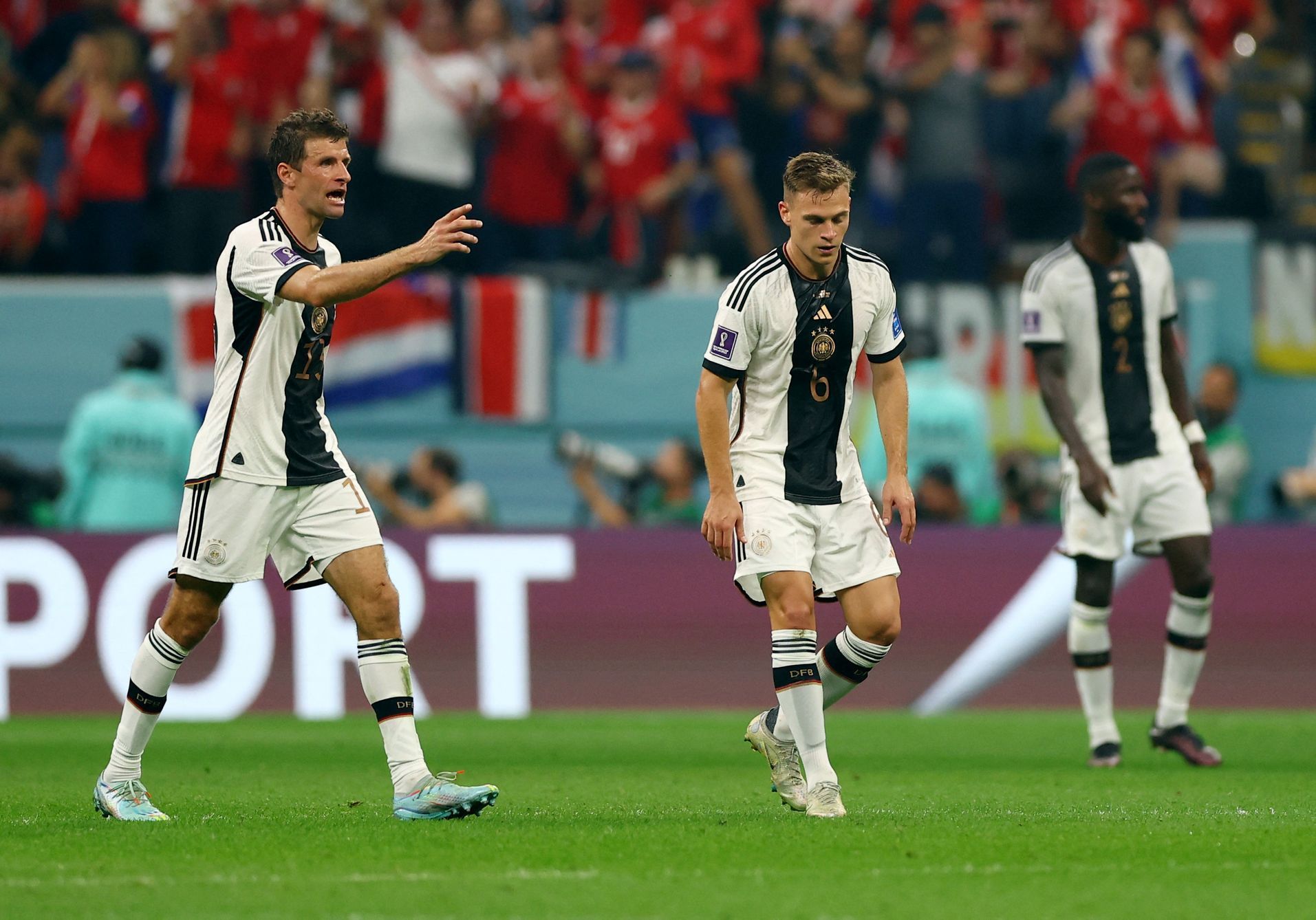 Němci slaví gól v zápase MS 2022 Kostarika - Německo