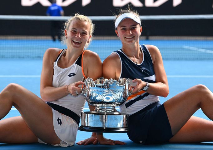Barbora Krejčíková a Kateřina Siniaková slaví s trofejí pro vítězky Australian Open 2022