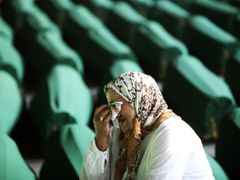 Pláč při pohřbívání ostatků obětí masakru v Srebrenici.