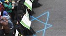 Women supporters of Lebanon's Hezbollah leader Sayyed Hassan Nasrallah step on a star of David symbol as they march at a protest against a film made in the U.S. that mocks the Prophet Mohammad, in Tyre, southern Lebanon September 19, 2012. REUTERS/Ali Hashisho (LEBANON - Tags: POLITICS CIVIL UNREST RELIGION) Published: Zář. 19, 2012, 5 odp.