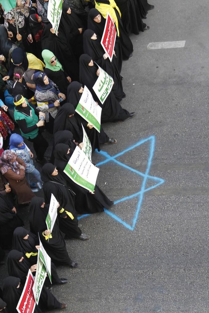 Women supporters of Lebanon's Hezbollah leader Sayyed Hassan Nasrallah step on a star of David symbol as they march at a protest against a film made in the U.S. that mocks the Prophet Mohammad, in Tyre, southern Lebanon September 19, 2012. REUTERS/Ali Hashisho (LEBANON - Tags: POLITICS CIVIL UNREST RELIGION) Published: Zář. 19, 2012, 5 odp.