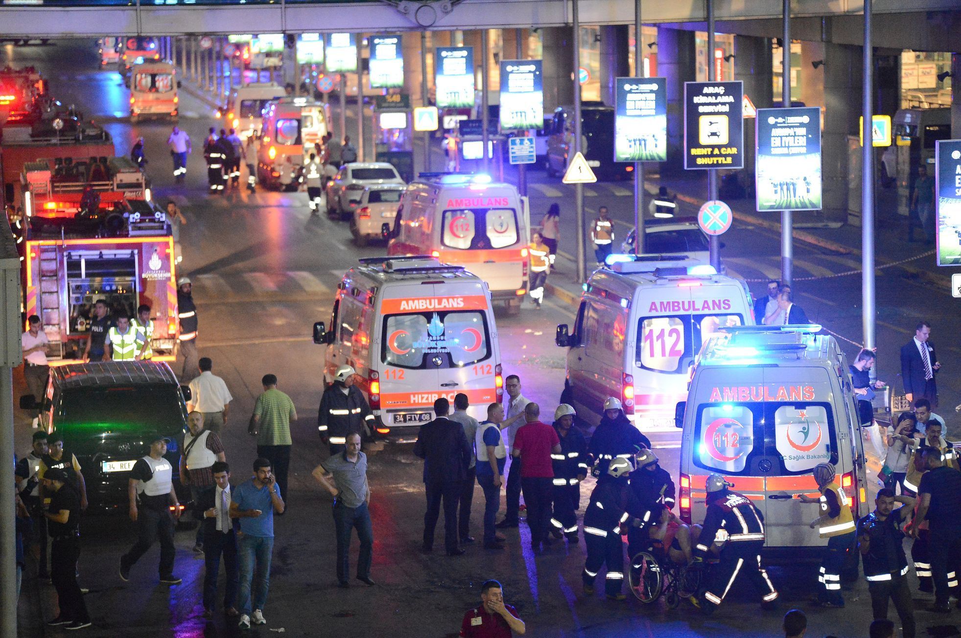 Záchranáři zasahují po teroristickém útoku na Atatürkově letišti v Istanbulu