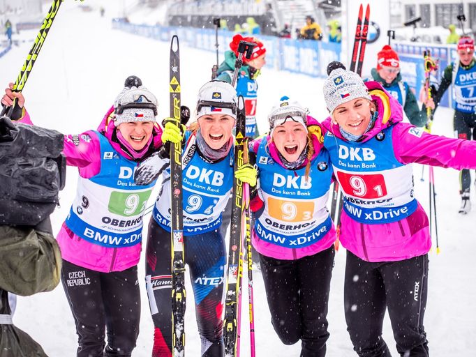 SP v biatlonu 2018/19, Oberhof, štafeta žen: Radost českých biatlonistek z bronzu (zleva Veronika Vítková, Eva Puskarčíková, Markéta Davidová a Lucie Charvátová)