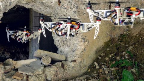 Dron ze Švýcarska dokáže během letu měnit velikost. Proletí i malou skulinou