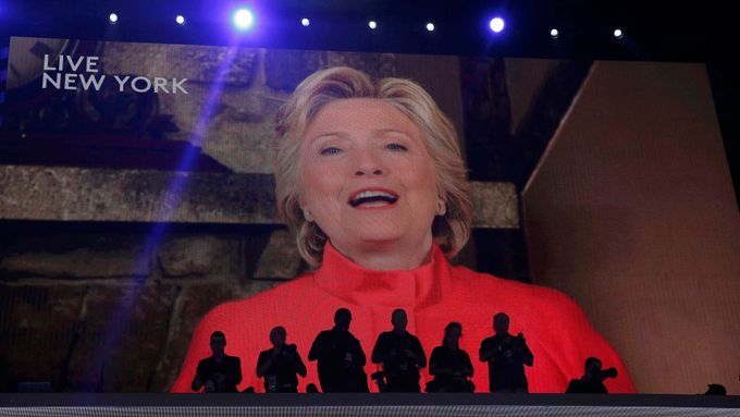 Krátce poté, co ji demokratický sjezd zvolil prezidentskou kandidátkou, se Hillary Clintonová objevila na obří obrazovce a delegátům na dálku poděkovala ze svého domova v New Yorku