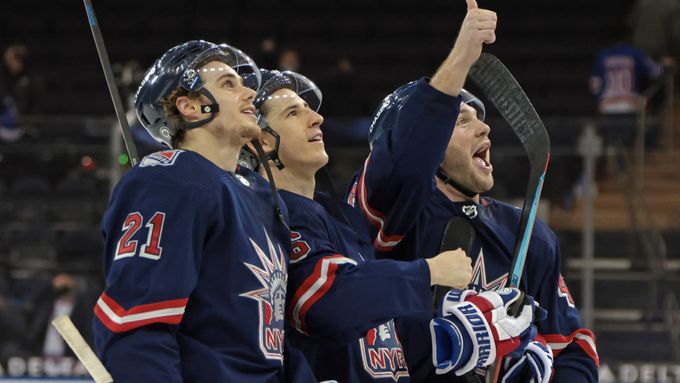 Hráči New York Rangers slaví drtivou výhry nad Philadelphií
