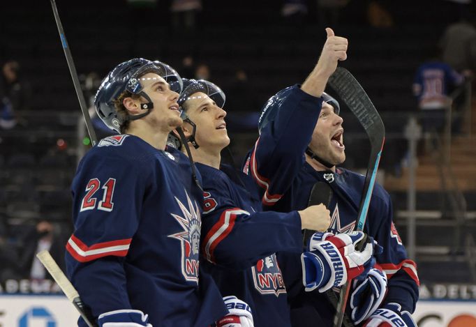 Hráči New York Rangers slaví drtivou výhry nad Philadelphií