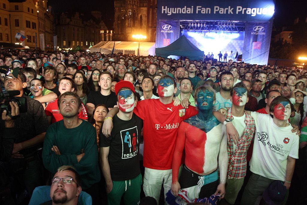 Fanoušci Eura na Staroměstském náměstí