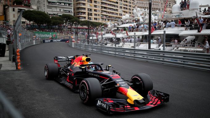 Daniel Ricciardo si kolem luxusních jachet v monackém přístavu jede pro vítězství