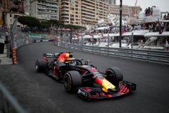 V Monaku rozbil bank Ricciardo. Nejslavnější Velkou cenu formule 1 zvládl jako sváteční vyjížďku
