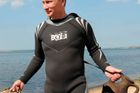 Blogeři se pozastavují i nad tím, že po tak dlouhém pobytu ve vodě mohl Putin vzít hliněné džbány za ucha, aniž by se okamžitě utrhla.