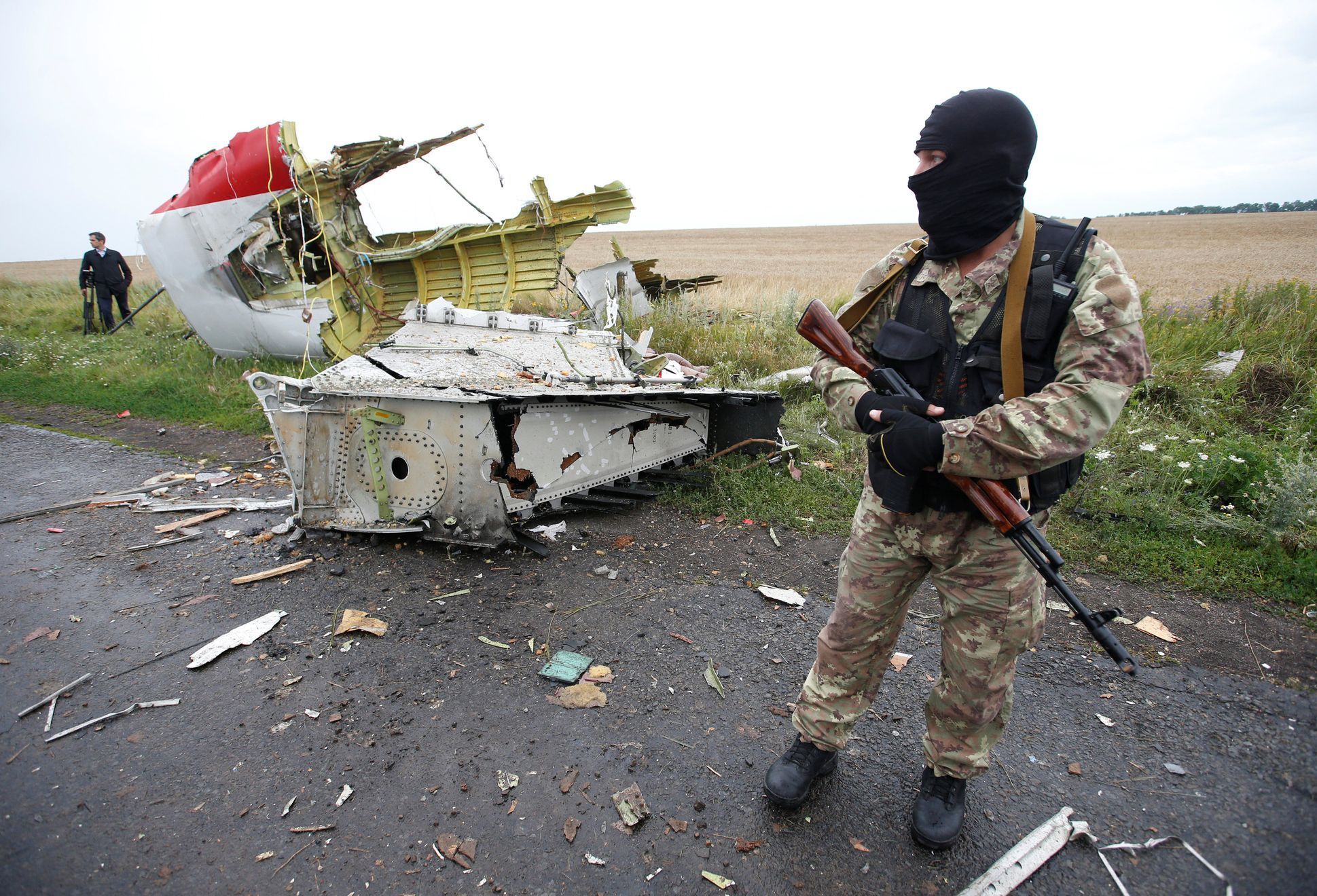 Sestřelení letu MH17: proruský separatista u kusu vraku.