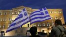 Protesters hold Greek flags in front of the Greek parliament during a demonstration against the upcoming visit by German Chancellor Angela Merkel in Athens October 8, 2012. About 6,000 policemen will be deployed in the capital for her six hour visit, turning the city centre into a no-go zone for protest marches planned by labour unions and opposition parties. REUTERS/Yannis Behrakis (GREECE - Tags: CIVIL UNREST POLITICS) Published: Říj. 8, 2012, 4:55 odp.