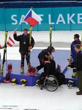 Kateřina Teplá se raduje ze zlata na paralympiádě 2002