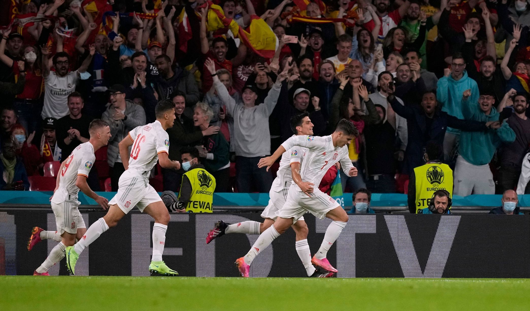 Alvaro Morata slaví gól v semifinále Itálie - Španělsko na ME 2020
