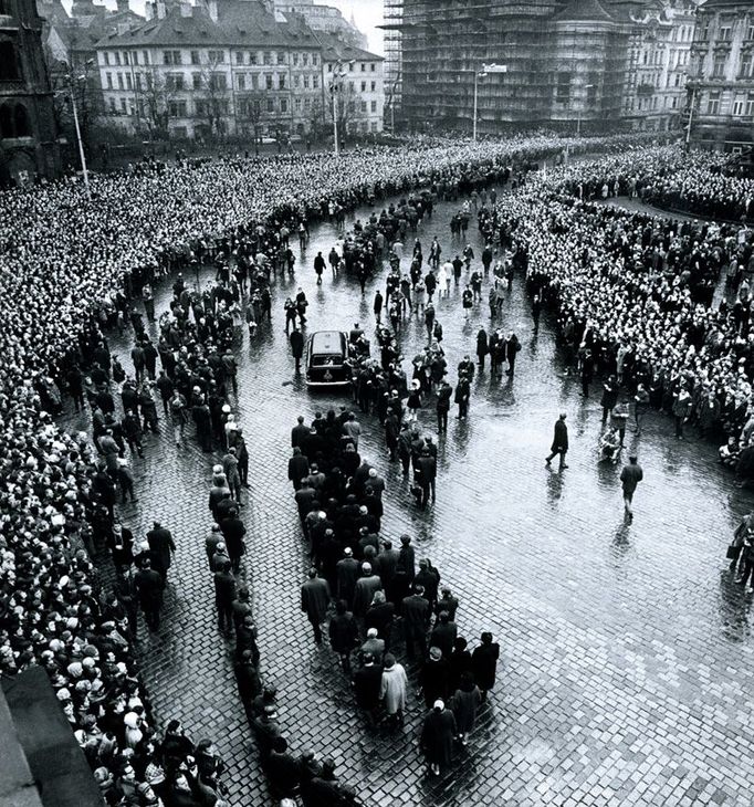 Pohřební průvod se vydal z Karolina na Ovocný trh a přes Celetnou ulici a Staroměstské náměstí pokračoval Pařížskou třídou, Břehovou ulicí a ulicí 17. listopadu k filozofické fakultě.