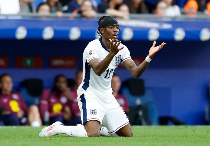 Angličan Noni Madueke se rozčiluje při utkání kvalifikace MS 2026 s Andorrou