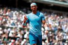 Video: Klobouk dolů, Rafo. Nadal vyhrál v Paříži už 30 setů v řadě, pak si zapinkal s podavačem míčů