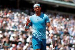 Video: Klobouk dolů, Rafo. Nadal vyhrál v Paříži už 30 setů v řadě, pak si zapinkal s podavačem míčů