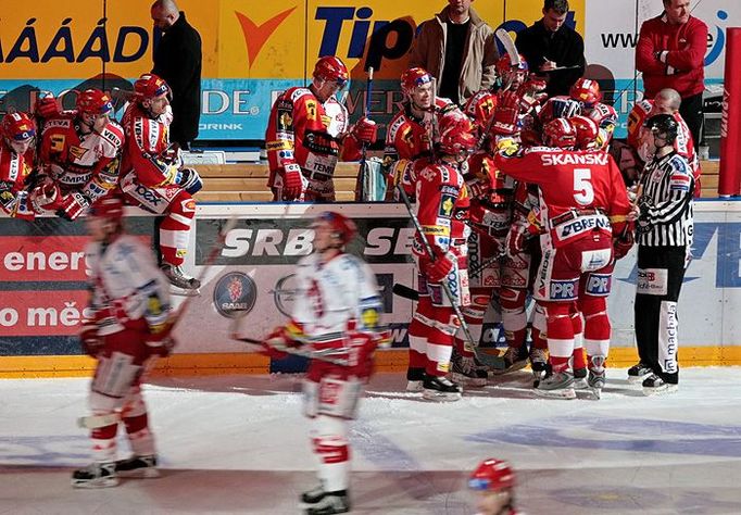 HC SLavia Praha oslavují čtvrtý gól v síti Třince.