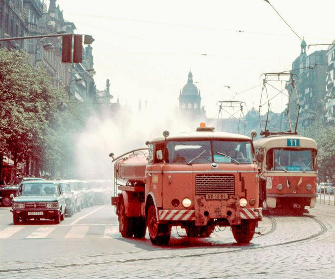 Historická fotografie zachycující provoz tramvajové linky na Václavském náměstí, která zde byla v provozu mezi lety 1884-1980.