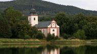 Z obce Zahrádka zbyl jen kostel sv. Víta, jenž stával na náměstí a právě socha Panny Marie Bolestné, kašna a kříž. Tyto tři atributy nyní chtějí Přátelé Zahrádky opravit.