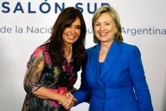 Vztah USA a Argentiny v krizi. Pomůže návštěva Hillary?