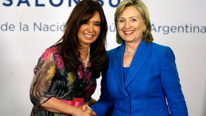 Clintonová a Fernándezová chtěly obě převzít prezidentské žezlo po svých manželích. Argentince se to povedlo, bývalé newyorské senátorce ne.