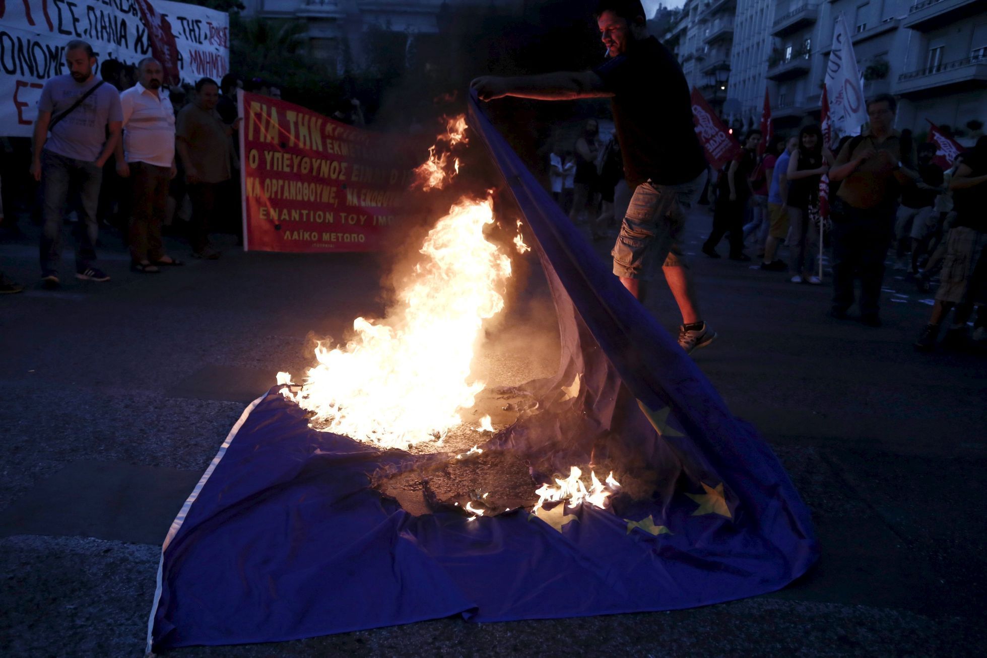 Unijní vlajky demonstranti pálí na většině demonstrací podporujících ne v nedělním referendu.