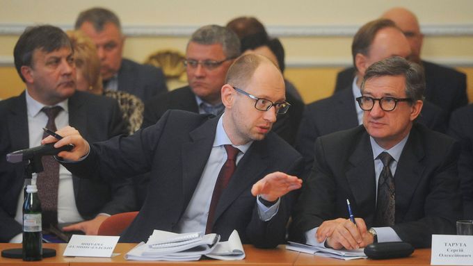 Prozatímní ukrajinský premiér Arsenij Jaceňuk během jednání v Doněcku. (11. dubna 2014)