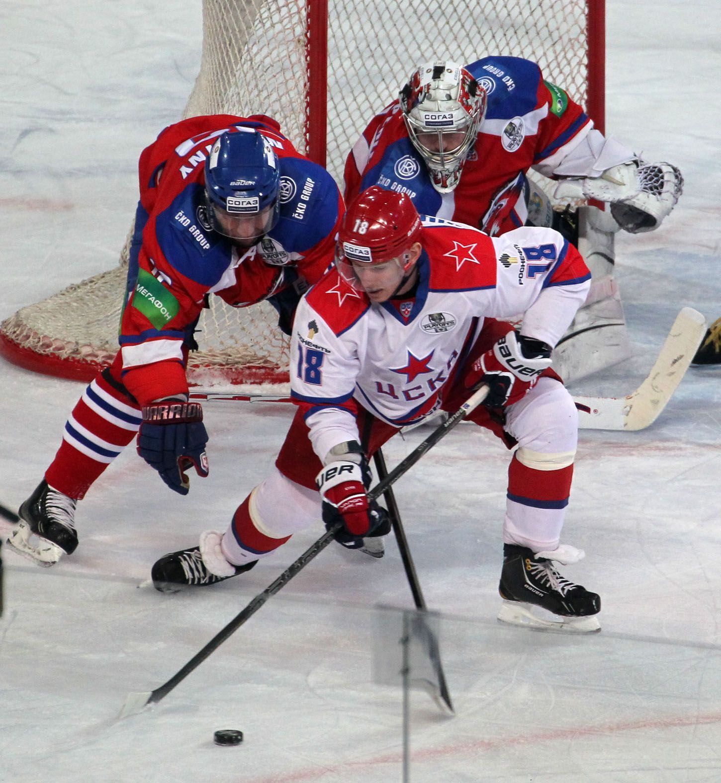 Hokej, KHL, Lev Praha - CSKA Moskva: Tomáš Pöpperle, Jiří Novotný a Dmitrij Kugryšev
