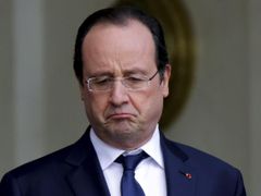 Prožívám těžké období, svěřil se Hollande novinářům.