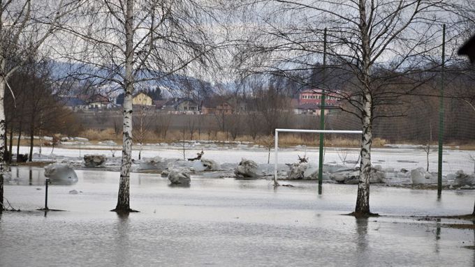 Bečva zaplavila fotbalové hřiště v obci Ústí nedaleko Hranic.