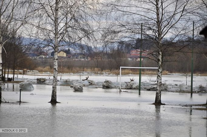 Bečva zaplavila fotbalové hřiště v obci Ústí nedaleko Hranic.