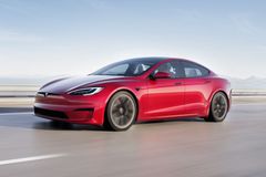 Přelomové rozhodnutí soudu: Řidič nedával pozor, za tragickou nehodu ale může Tesla