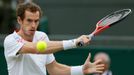 Britský tenista Andy Murray odráží míček na Chorvata Marina Čiliče během osmifinále Wimbledonu 2012.