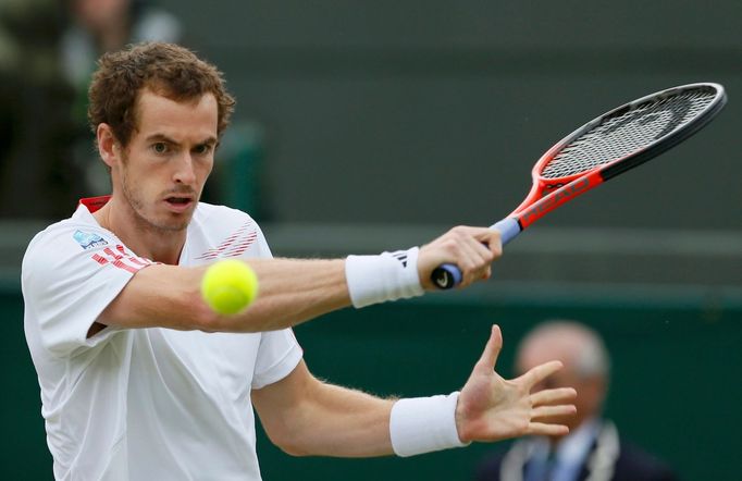 Britský tenista Andy Murray odráží míček na Chorvata Marina Čiliče během osmifinále Wimbledonu 2012.