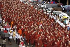 Desetitisíce lidí protestují v ulicích barmských měst