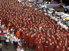 Protesty desetitisíců mnichů v Barmě. Největší za posledních 20 let.