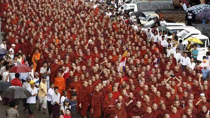 Protesty desetitisíců mnichů v Barmě. Největší za posledních 20 let.
