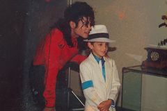 Dokument obviňuje Michaela Jacksona z pedofilie, televize HBO teď čelí žalobě